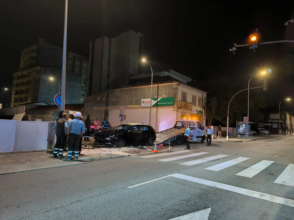 Viatura embateu contra muro