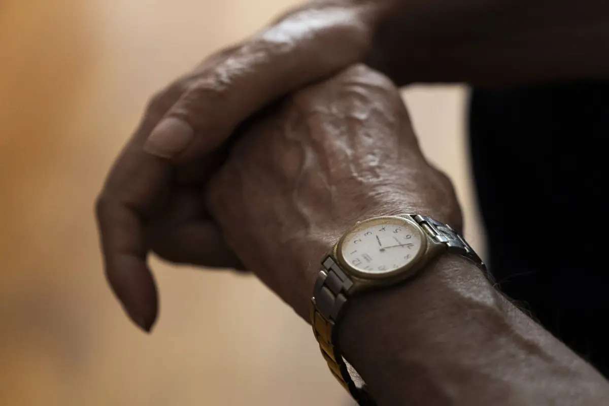 Imagem de contexto do artigo Homem com pulseira eletrónica por violência doméstica sobre a mãe de 71 anos