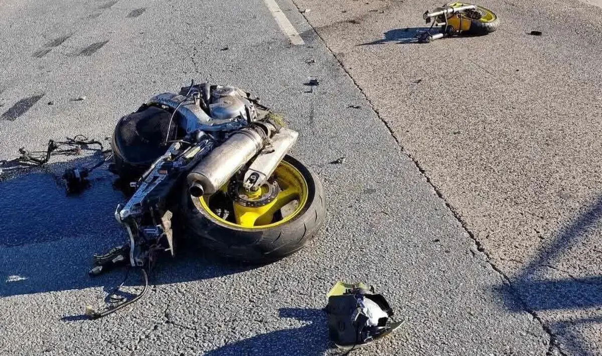 A violência do despiste levou a que a moto se partisse após embater num poste