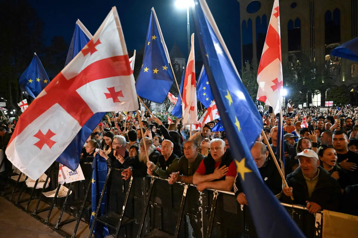 Milhares de manifestantes têm saído à rua contra o que dizem tratar-se de uma "lei russa"