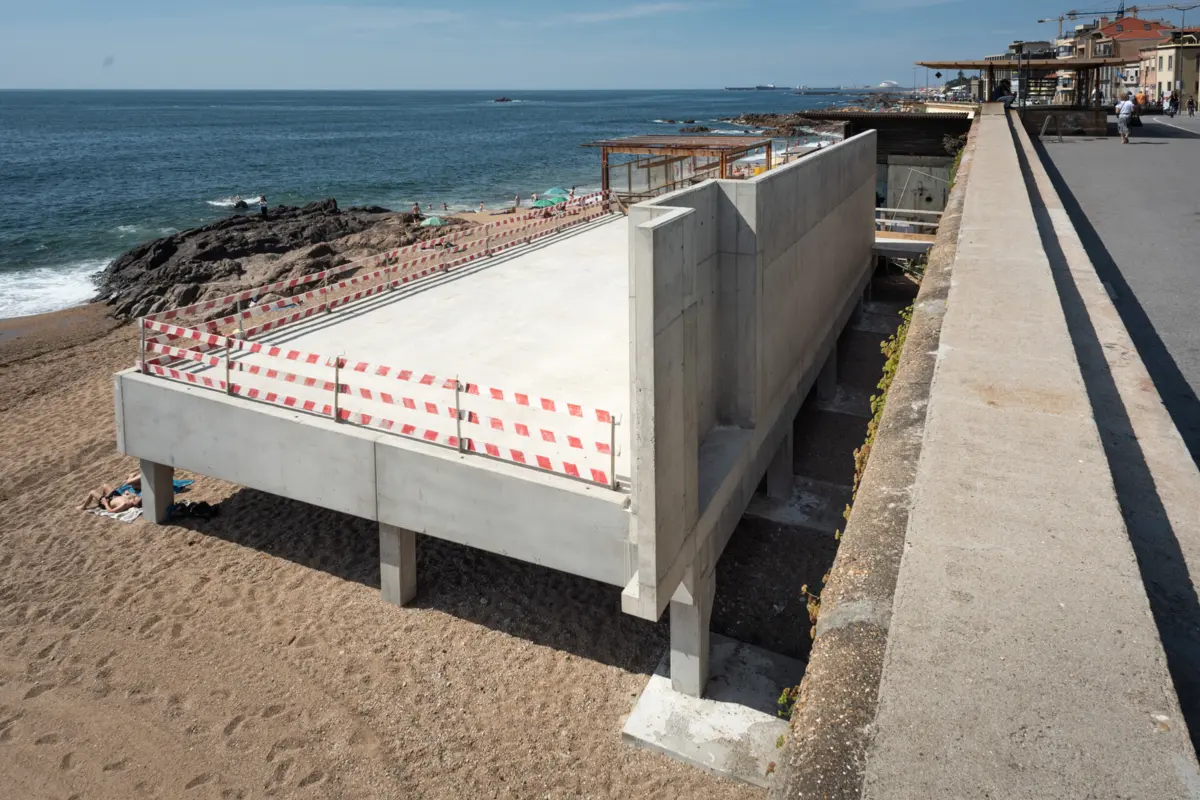 O promotor do Grand Beach Club na praia do Ourigo, no Porto, reclama uma indemnização superior a 1,7 milhões de euros à APA, devido aos prejuízos causados e à execução de um novo projeto