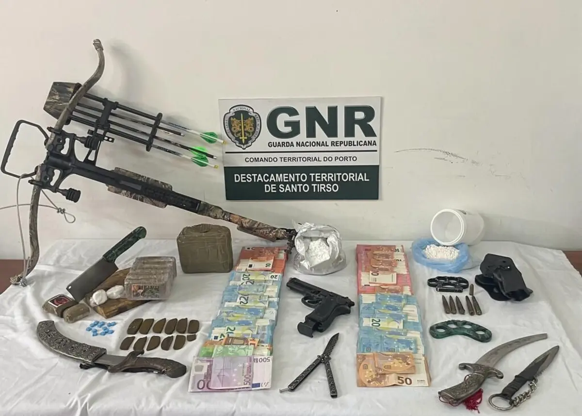 Traficantes tinham 1,2 quios de pólen de haxixe e diversas armas, incluindo uma besta