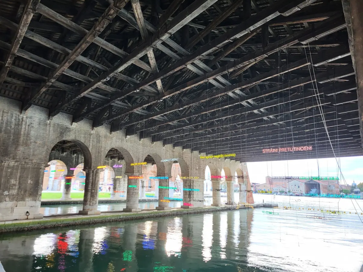 Claire Fontaine, coletivo ítalo-britânico, escreve, com luz, o tema da bienal nos idiomas de todos os países representados