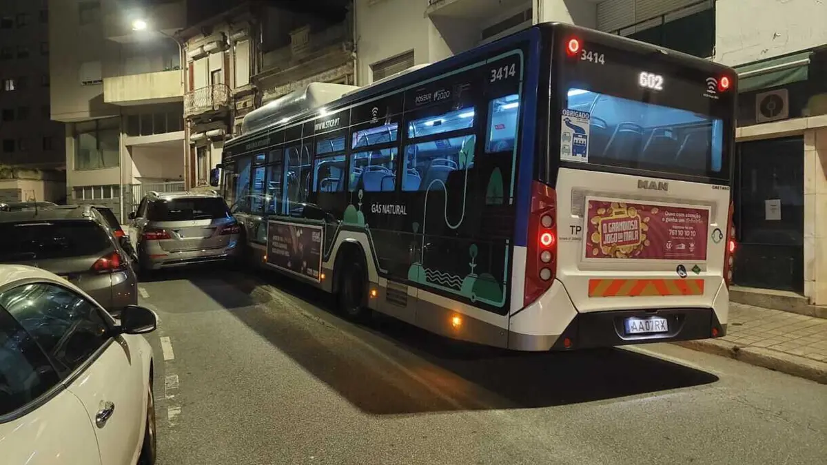 Imagem de contexto do artigo Carro tenta ultrapassar autocarro e "entope" rua no Porto