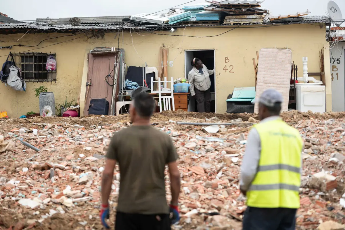 Após a primeira desocupação, que decorreu em novembro, a autarquia deu início à demolição faseada das habitações