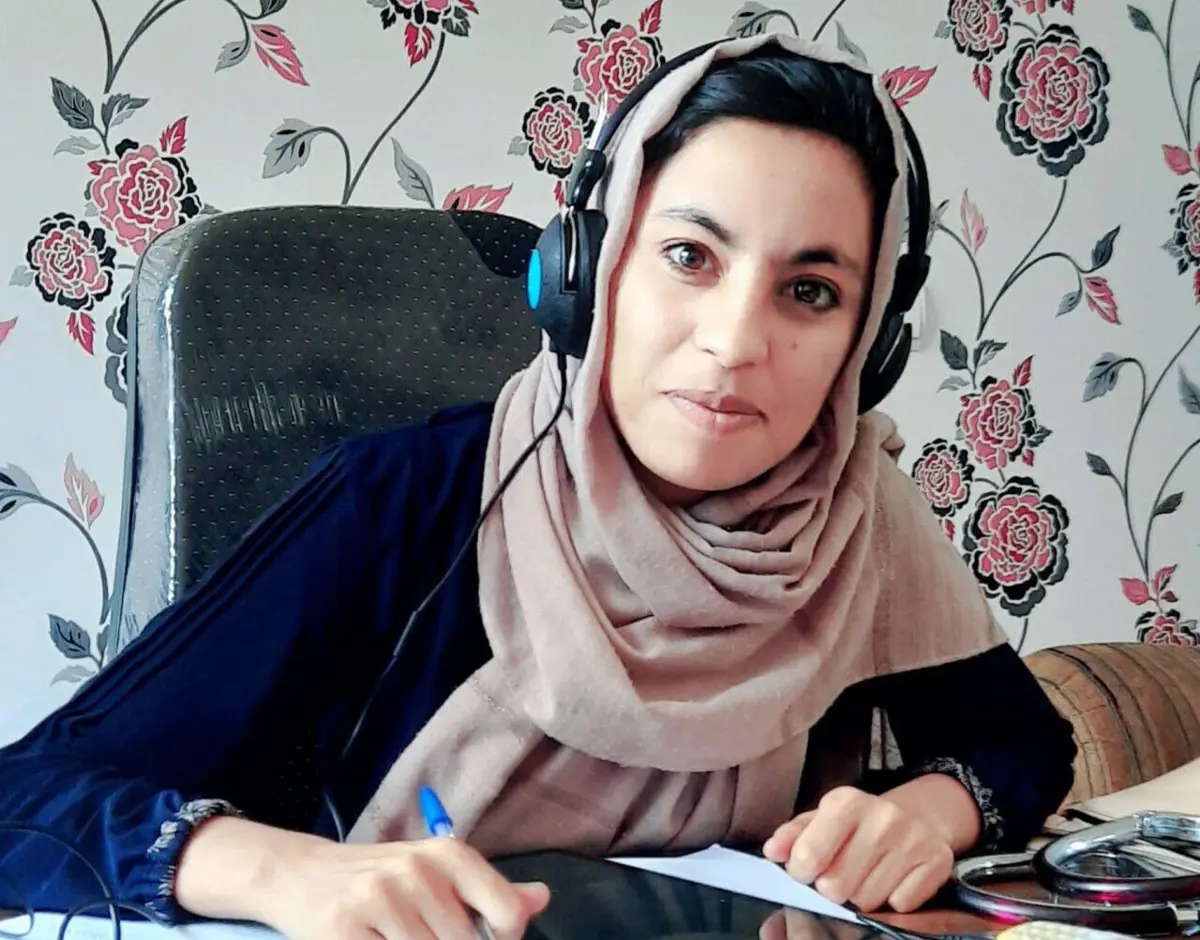 Amena Karimyan, engenheira civil e astrónoma, promove o ensino da astronomia junto de jovens no Afeganistão em contextos marcados pela repressão e pelo conflito