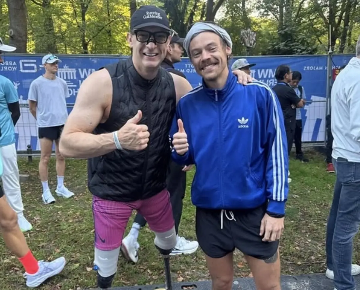 Depois de cortar a meta, em Berlim, Harry Styles deixou-se fotografar com Richard Whitehead