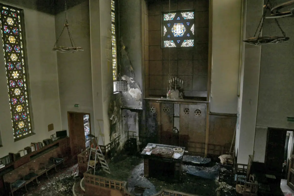 A sala principal de oração ficou destruída pelo fogo