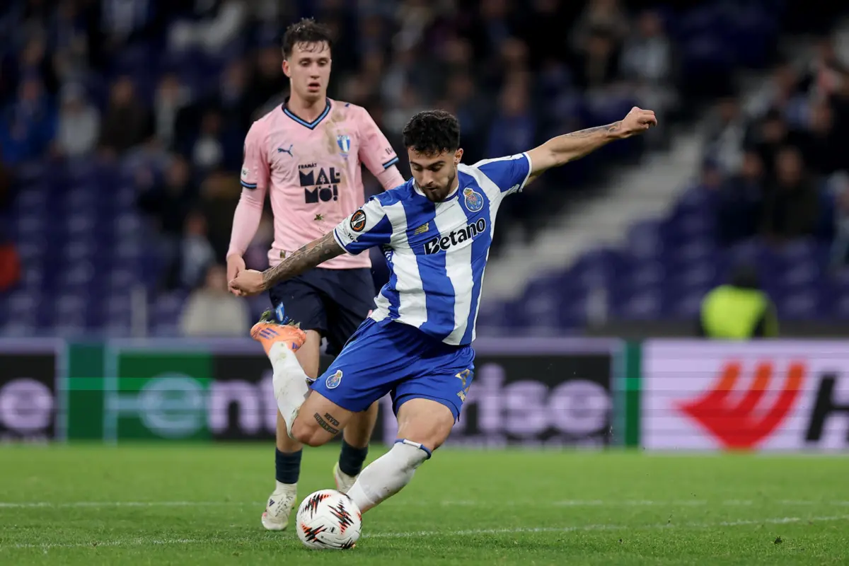 Extremo espanhol realizou seis jogos pela equipa principal dos dragões