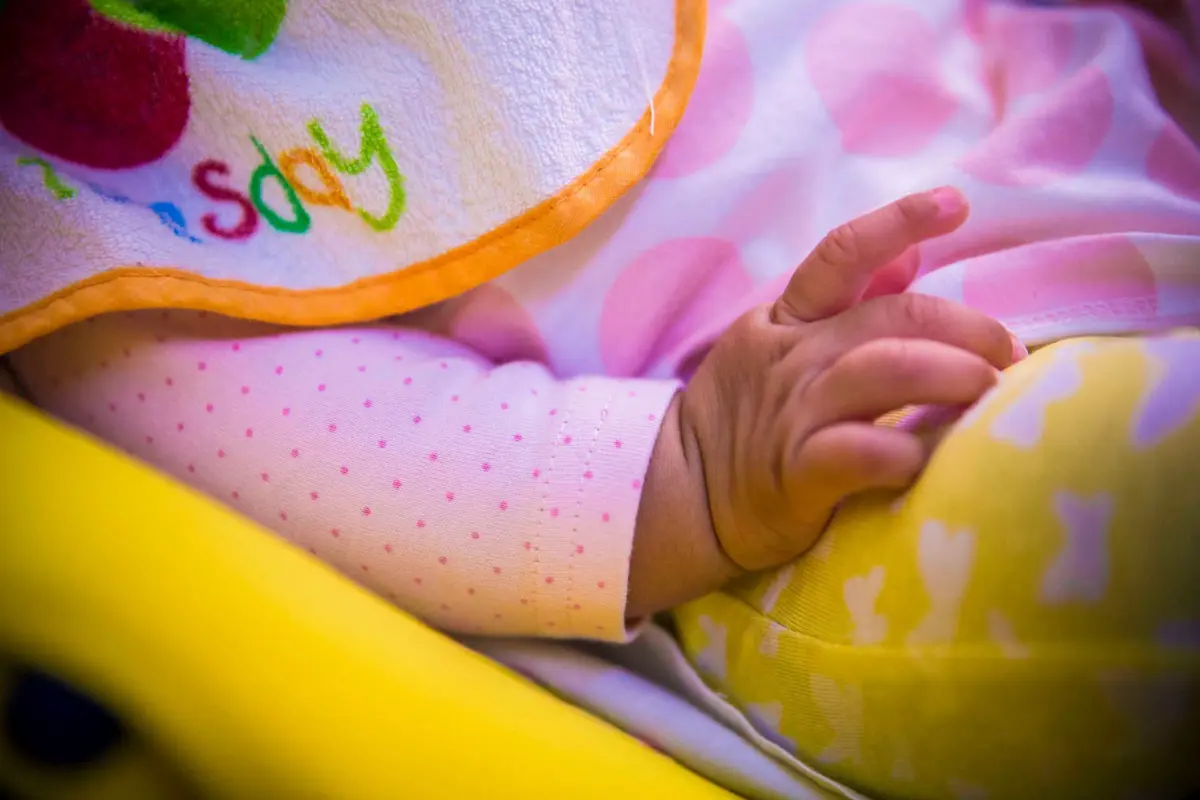 Imagem de contexto do artigo Estudo questiona fundamentos científicos da síndrome do bebé abanado