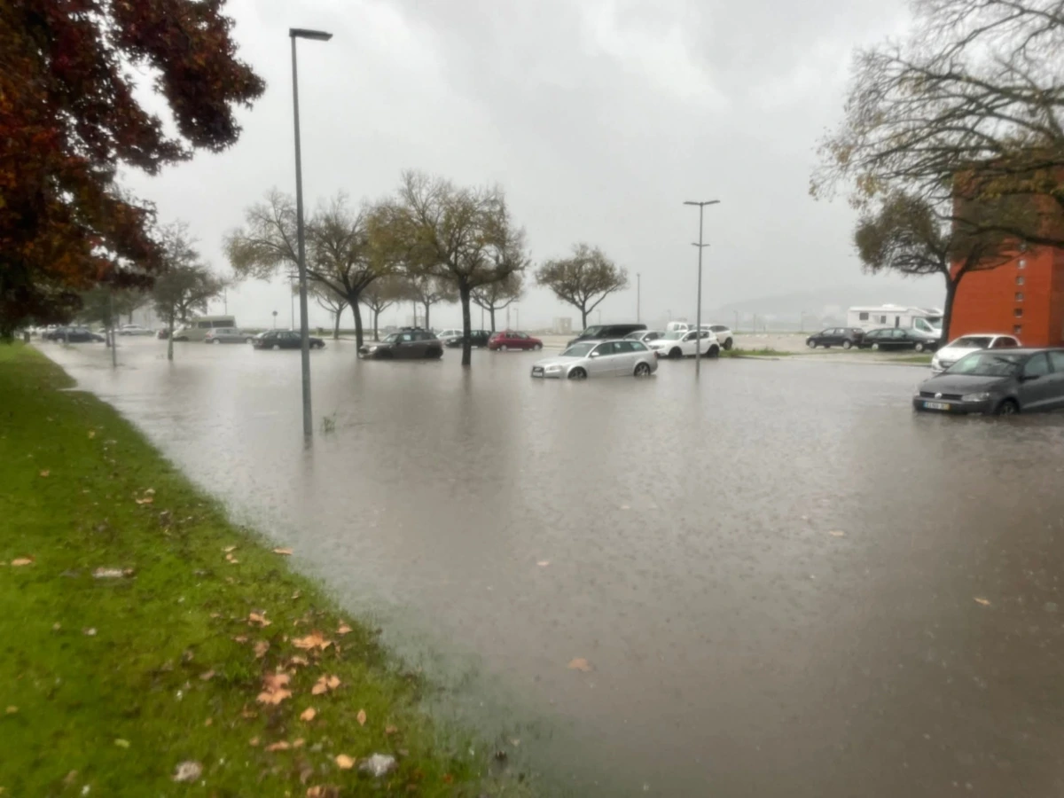 Acesso por baixo da ponte Eiffel está cortado desde 8.30 horas