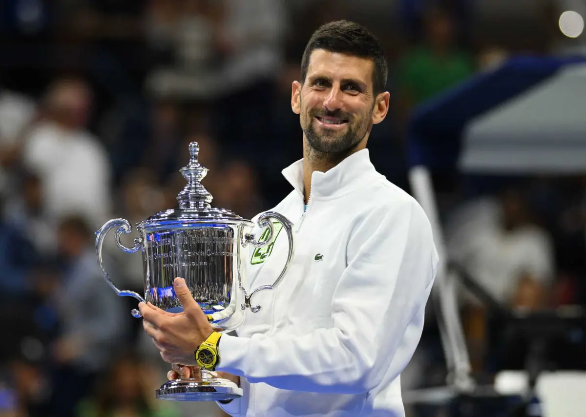 Novak Djokovic com o troféu