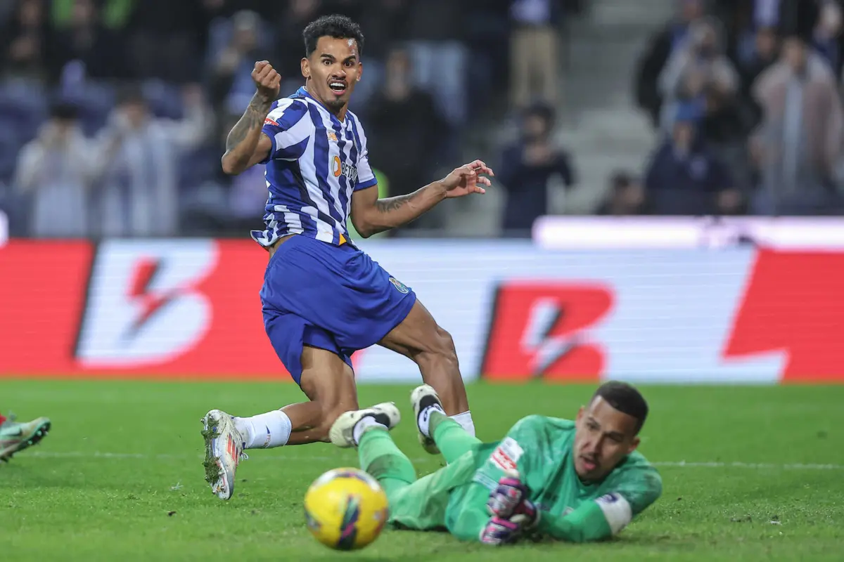 O momento em que Galeno, após falhar o segundo penálti, desperdiça a recarga