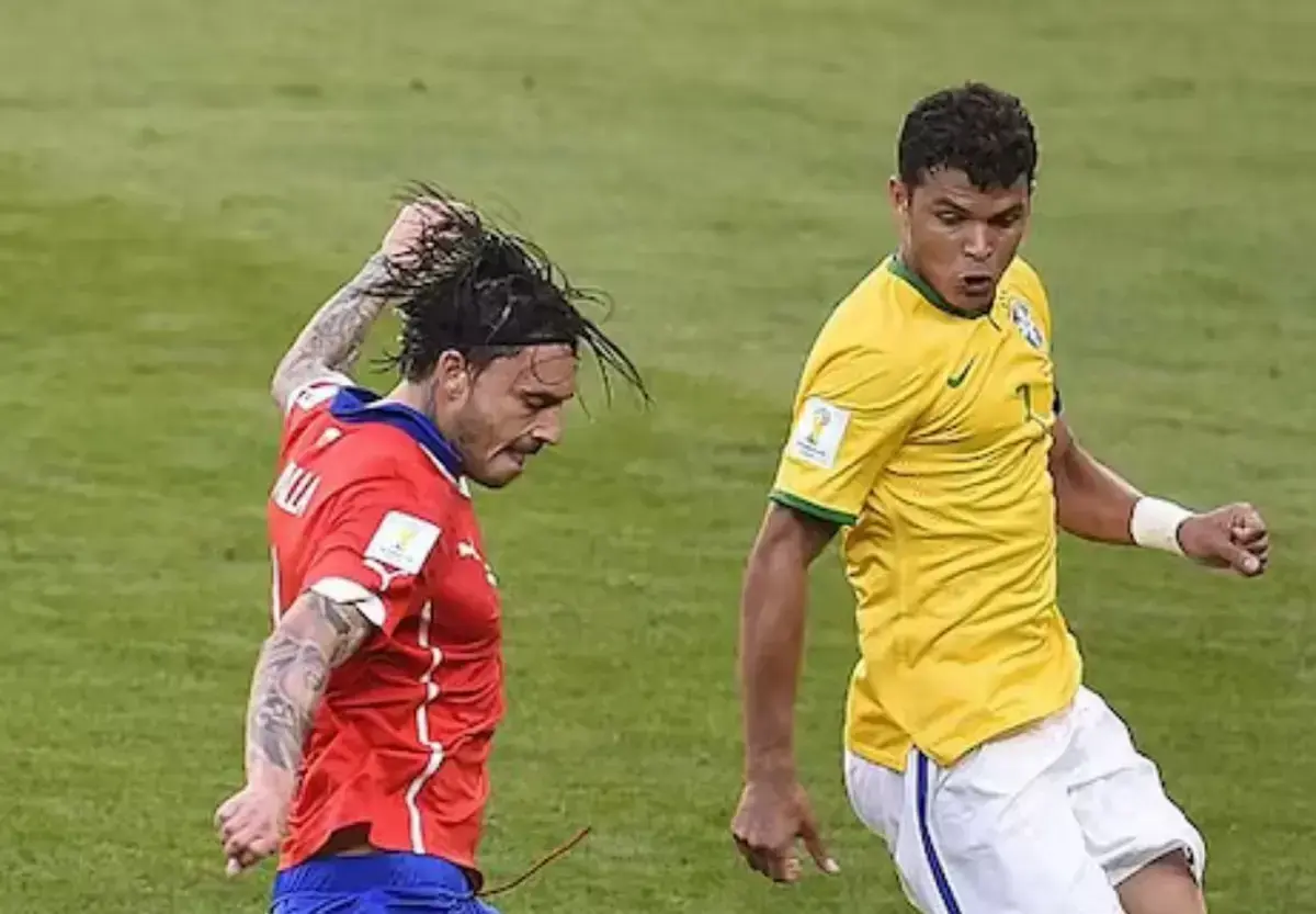 Pinilla e Thiago Silva num jogo entre Chile e Brasil