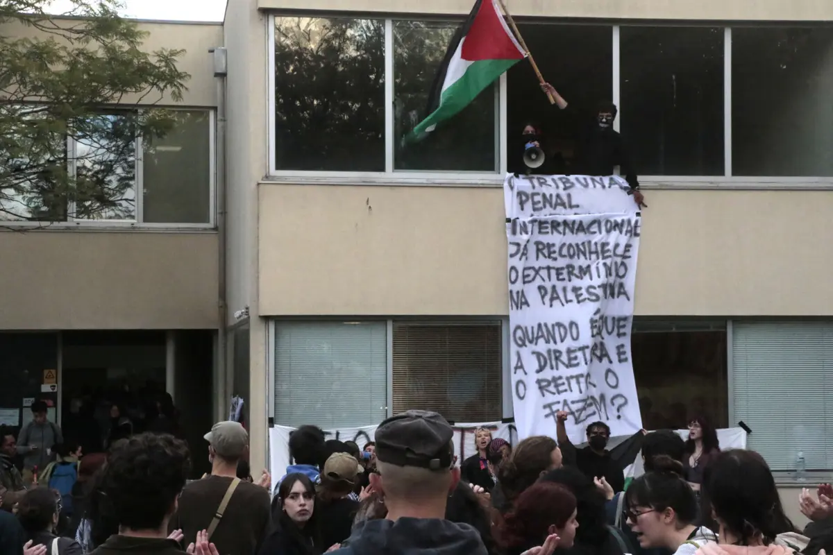 Estudantes da Faculdade de Ciências da Universidade do Porto manifestaram-se, na segunda-feira, a favor da Palestina numa das instalações da faculdade