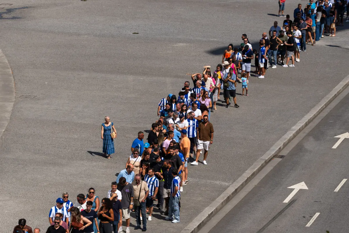 Vários milhares de adeptos aguardam em filas à porta do estádio