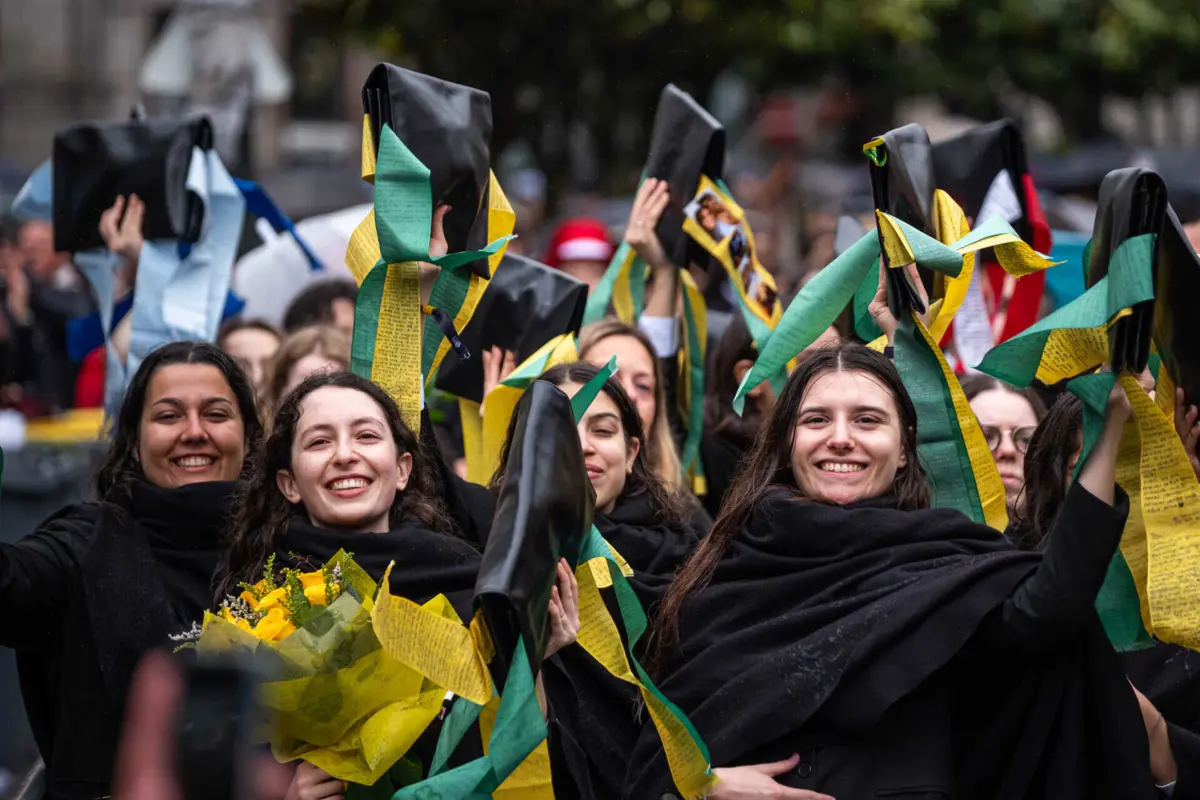 Prémio é de 697 euros para licenciados e de 1500 euros para mestres