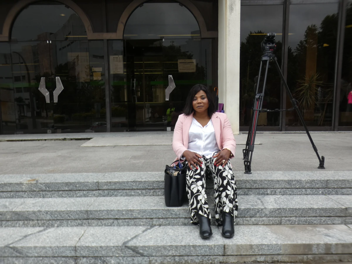 Odete Silva em protesto silencioso à porta da Segurança Social de Braga.