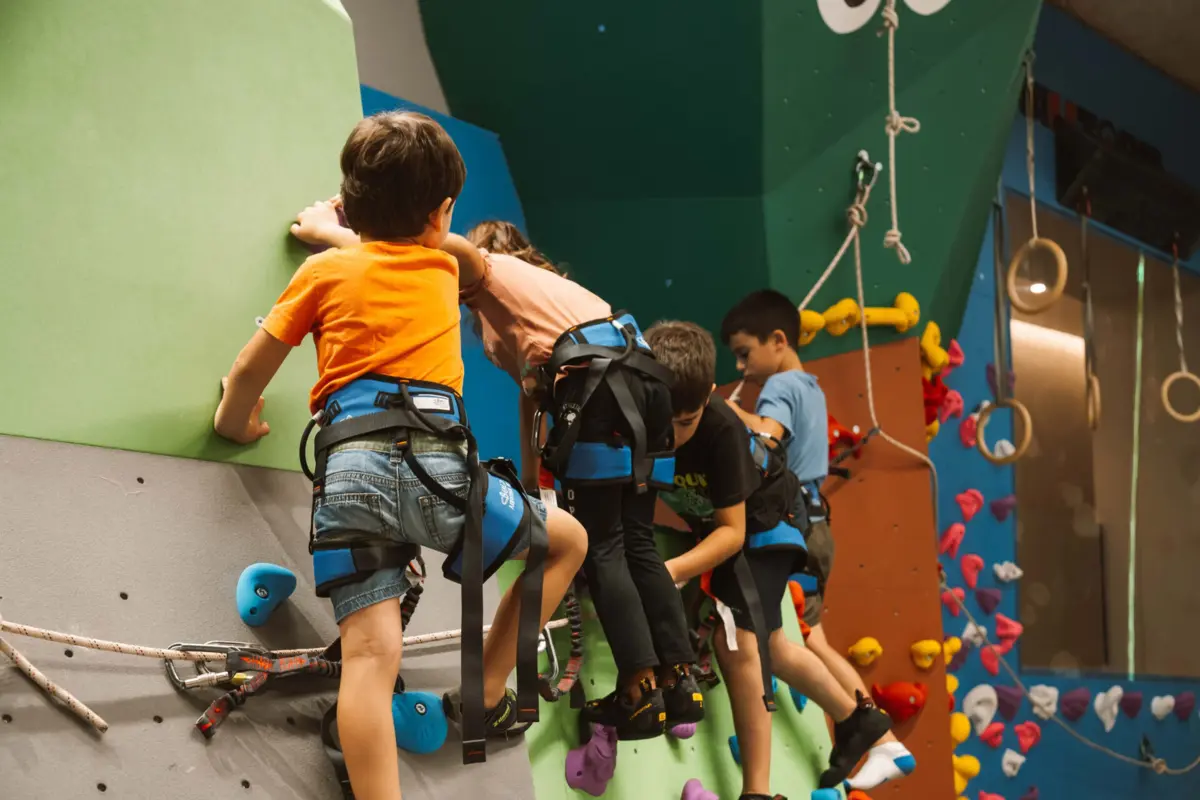 O centro de escalada aceita crianças a partir dos quatro anos e tem atividades para elas.