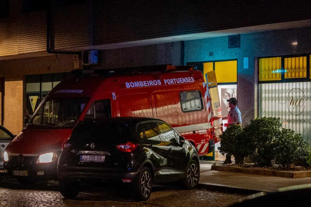 Suspeito usou um machado para partir um dos vidros da montra da “Mais Essência” e aceder ao interior do espaço comercial, onde encontraria a namorada sozinha