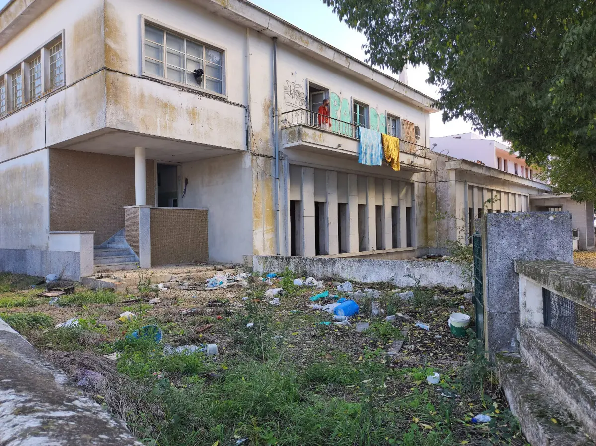 Edifício com sinais evidentes de degradação