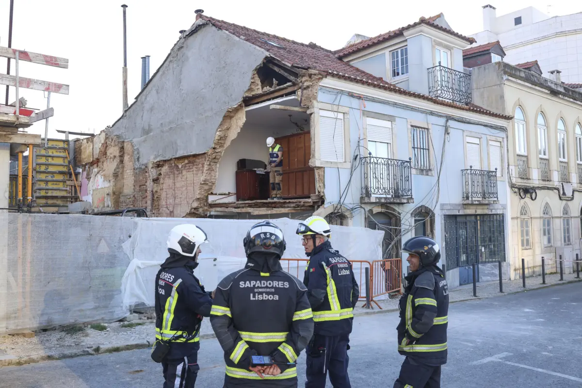 Bombeiros de Lisboa têm no local seis viaturas e 15 elementos