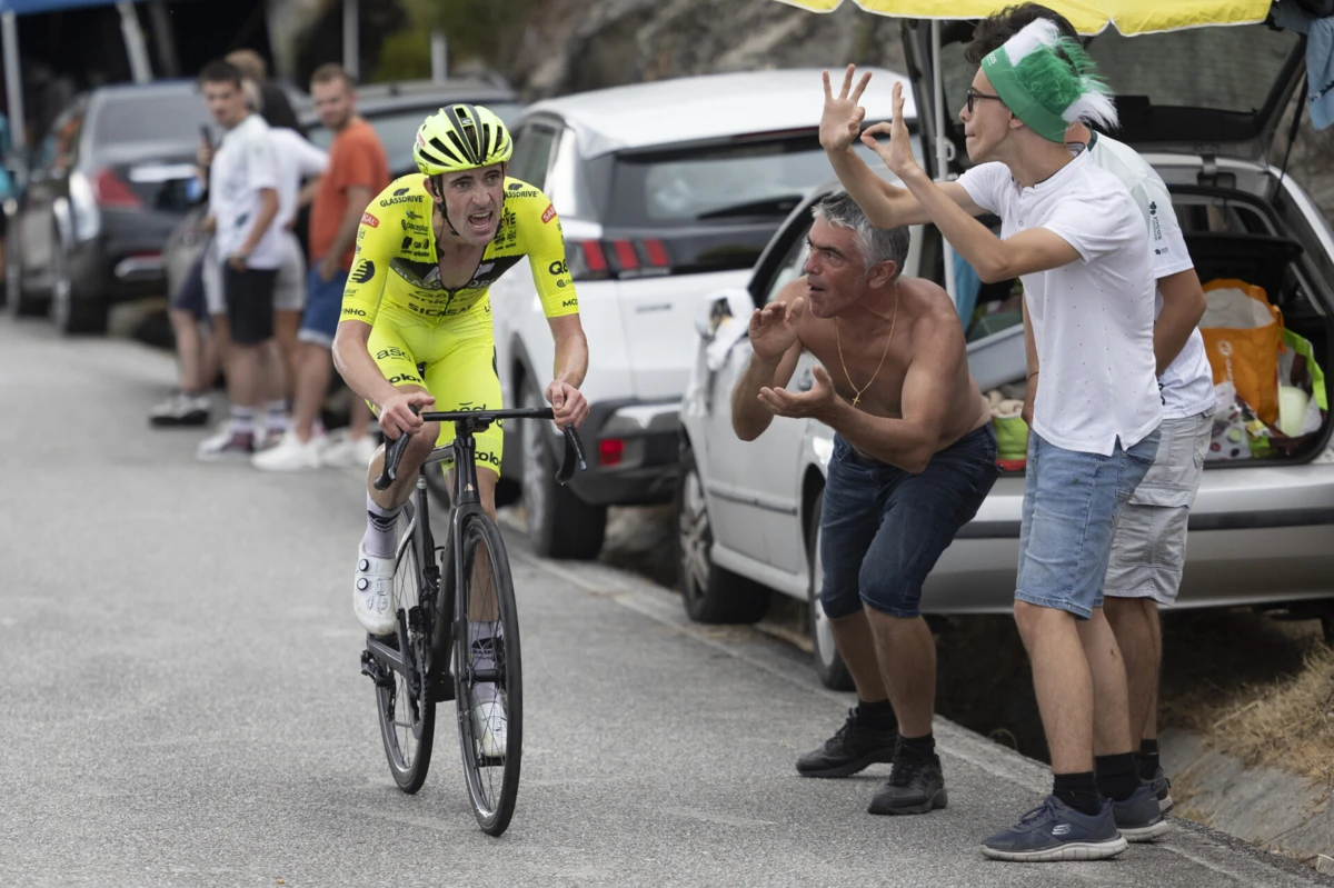 Público a ver passar a Volta a Portugal
