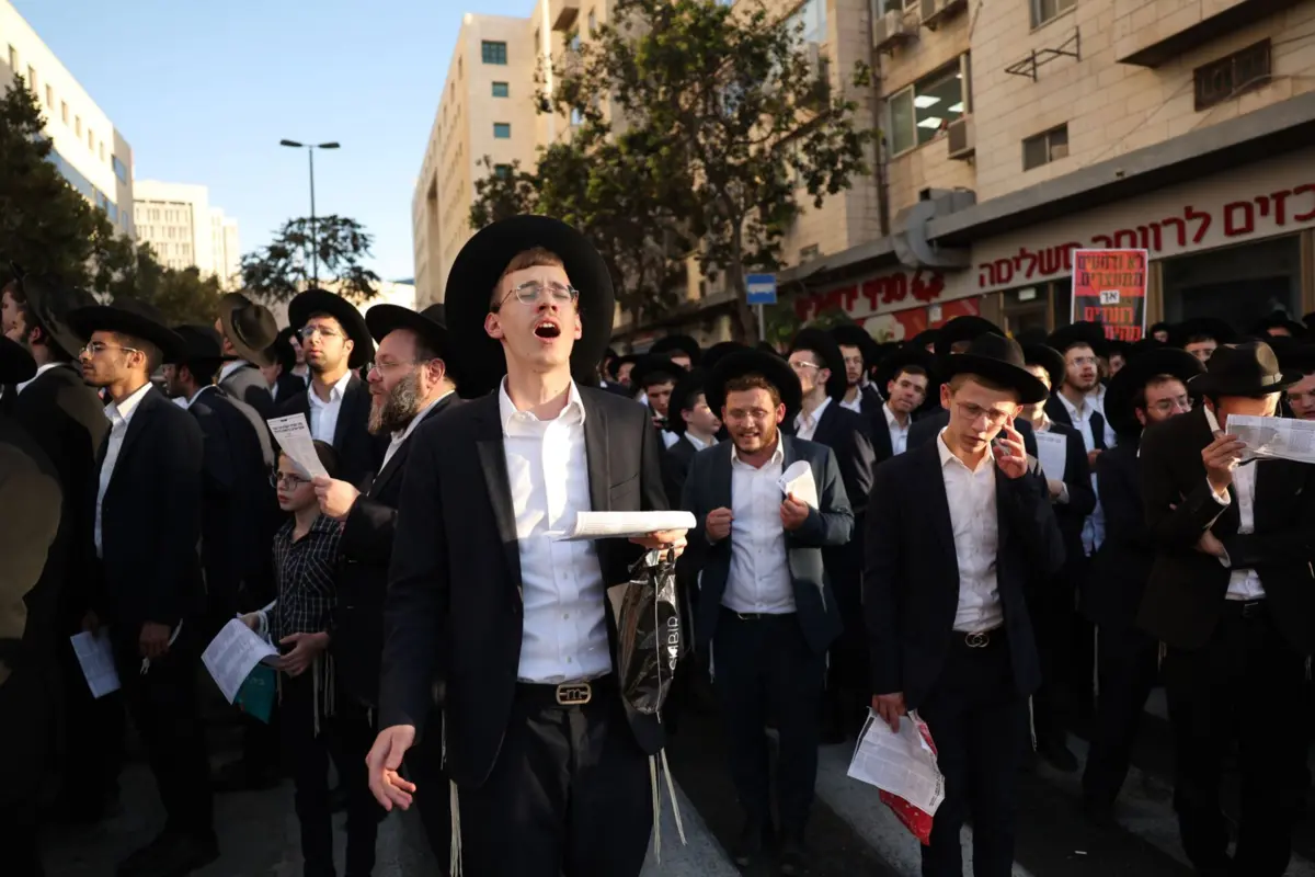 Milhares de judeus ultraortodoxos em protesto