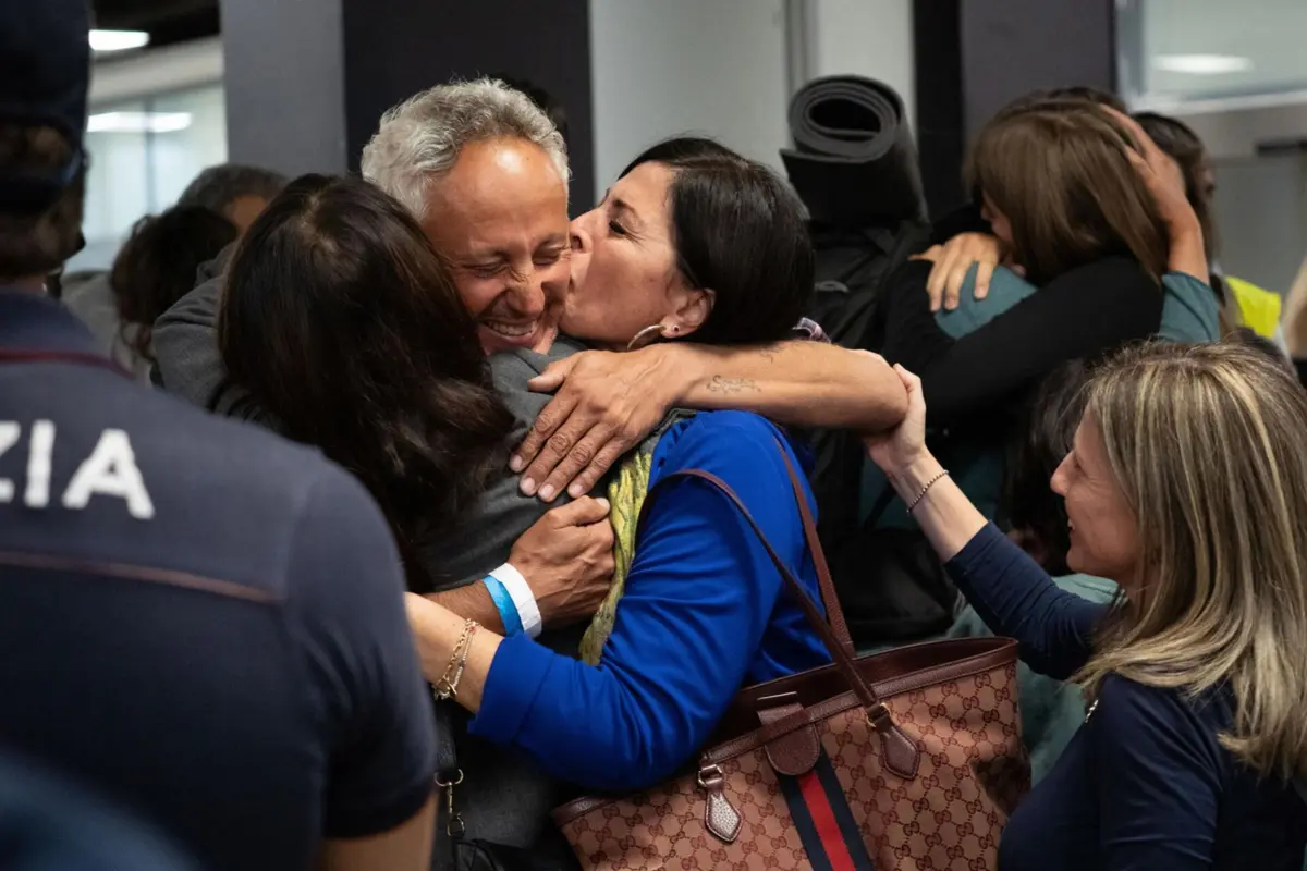 O senador italiano Marco Croatti é recebido pela família à chegada ao aeroporto de Fiumicino