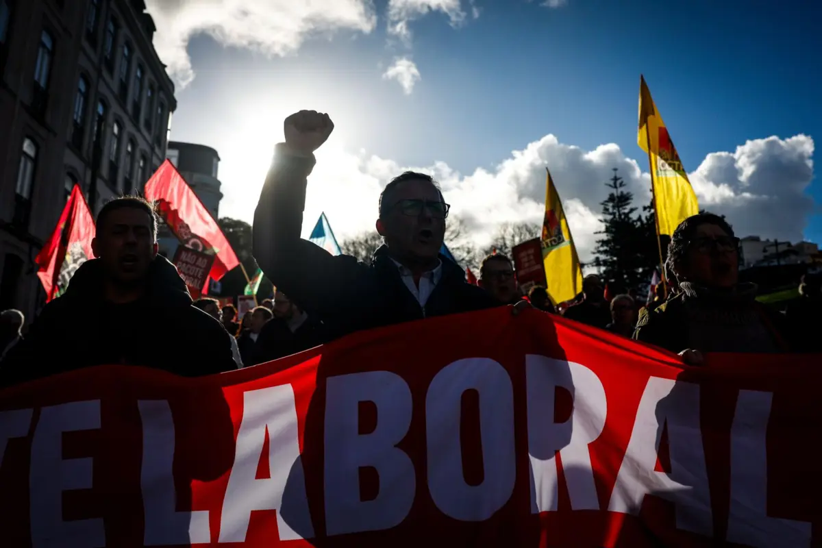 A manifestação arrancou pelas 14.55 horas da Praça Luís de Camões