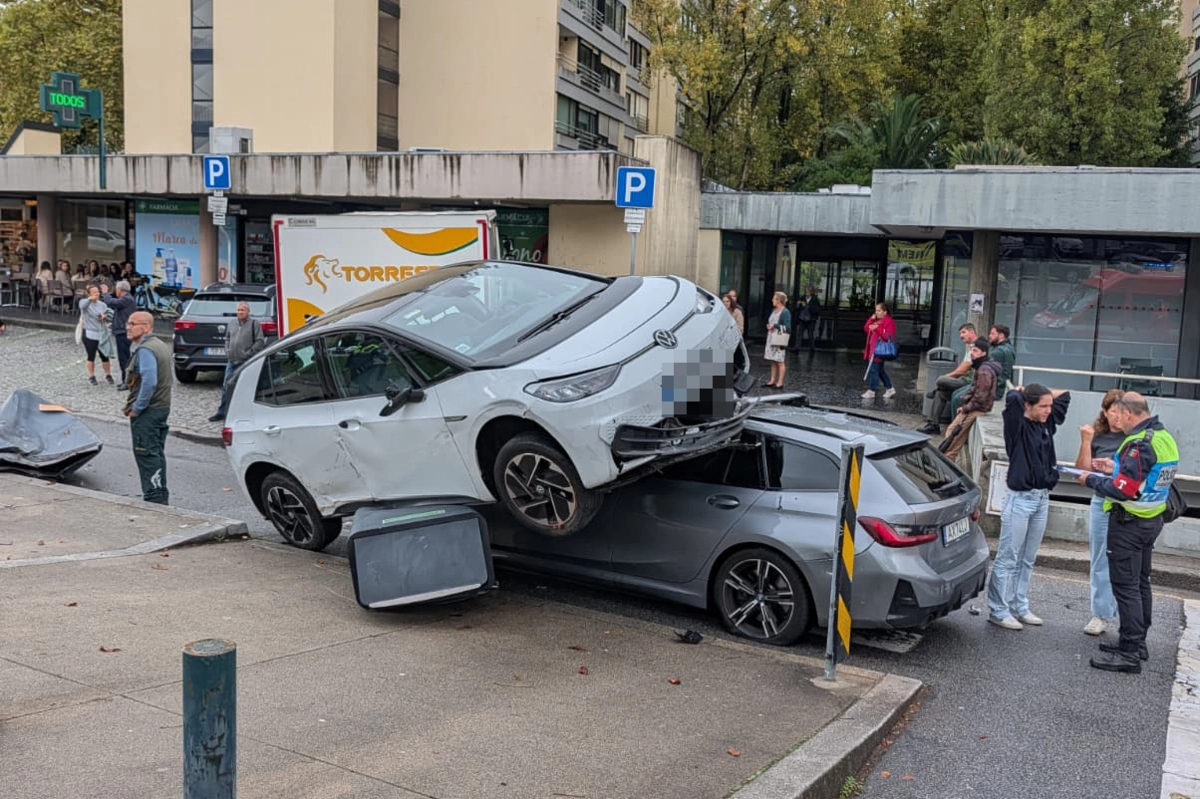 Choque frontal provocou ferimentos ligeiros nos condutores de dois automóveis