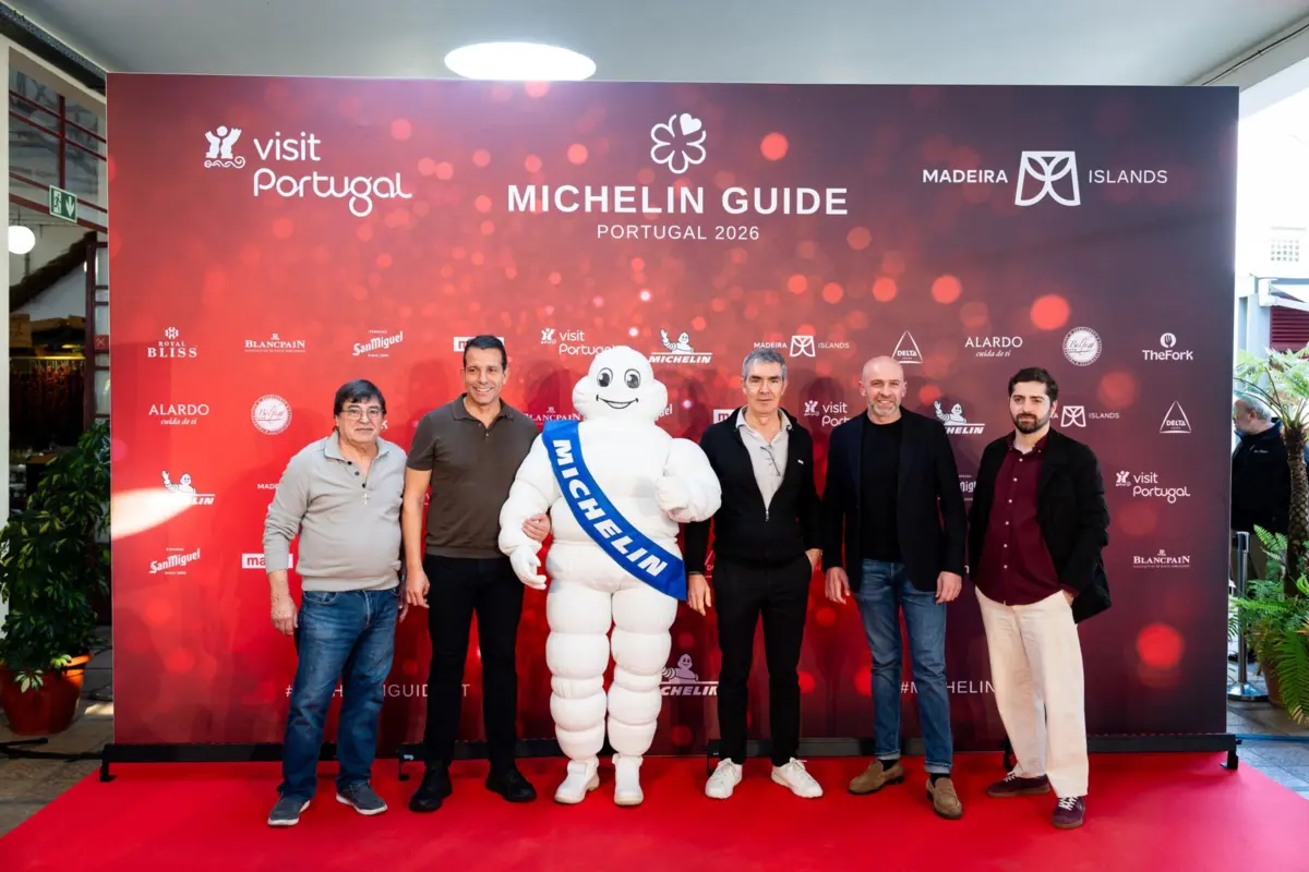 Os cinco chefs que vão cozinhar na gala. Da esquerda para a direita: João Dinis (Casal da Penha), Júlio Pereira (Ákua), Benoît Sinthon (Il Galo DOro), Octávio Freitas (Desarma) e Francisco Avalada (William).