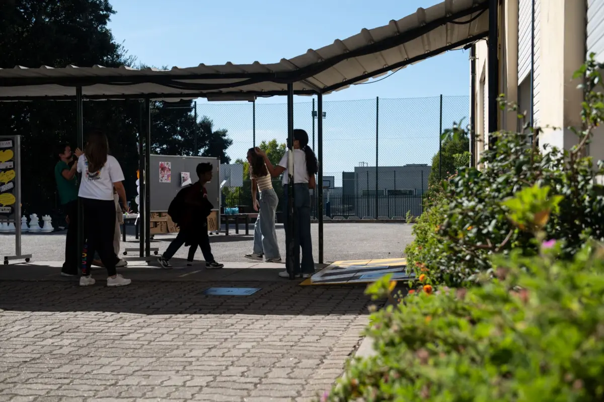 Os telemóveis são desligados logo que os alunos cruzam o portão da Escola D. Pedro I, em Gaia