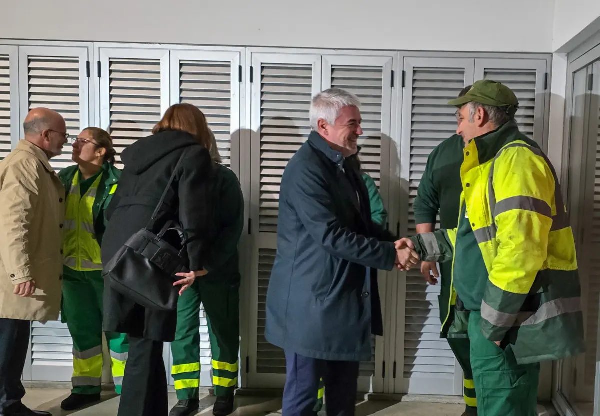João Azevedo cumprimenta um dos funcionários da equipa de limpeza urbana