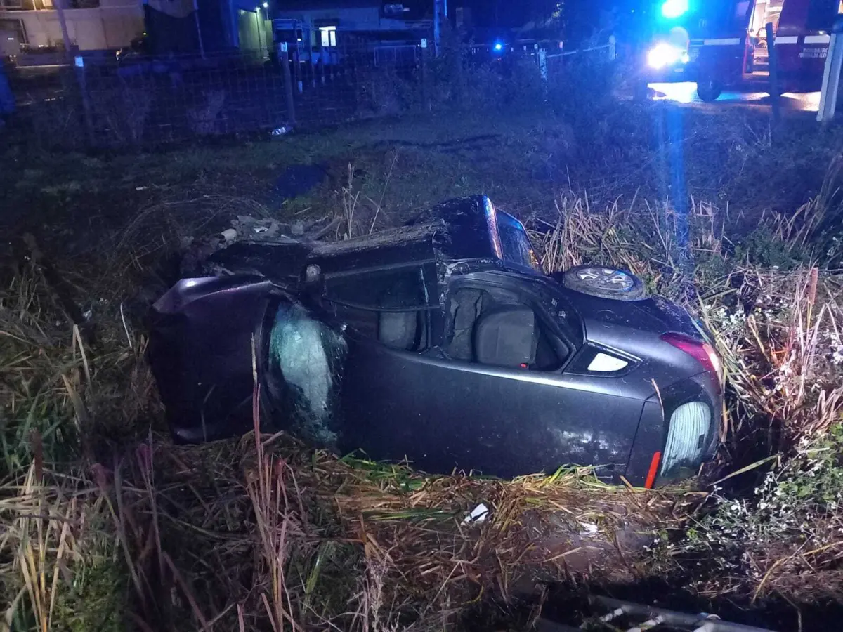 Quando os bombeiros chegaram ao local, o veículo encontrava-se tombado com quatro pessoas encarceradas