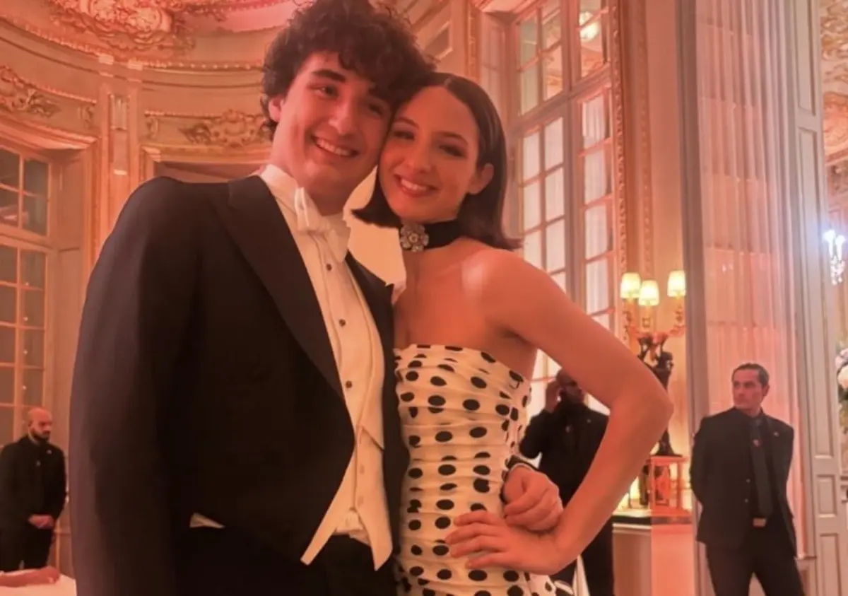 Carolina B. Lansing ao lado do irmão Magnus, com quem entrou no salão e protagonizou o momento mais divertido da noite no Baile de Debutantes