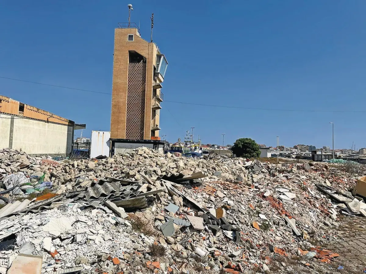 Amianto é um risco e liberta fibras suscetíveis de causarem cancro