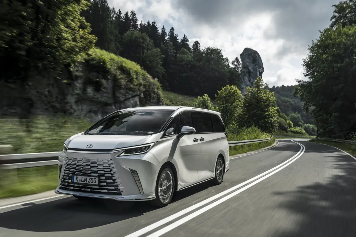 Lexus LM já chegou a Portugal