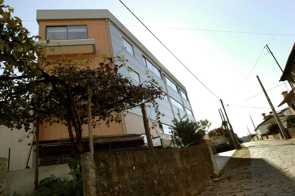 O prédio da polémica em Cavalões