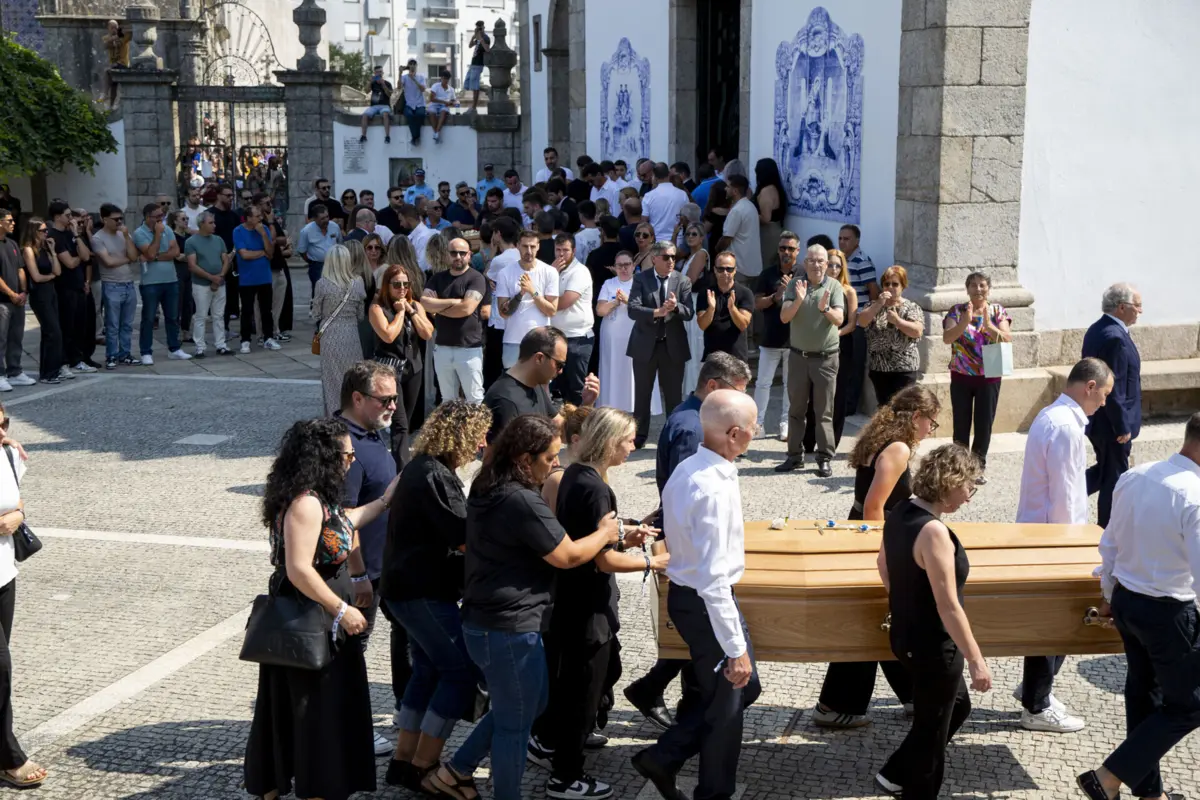 Imagem de contexto do artigo Aplausos de respeito no adeus a Diogo Jota e André Silva