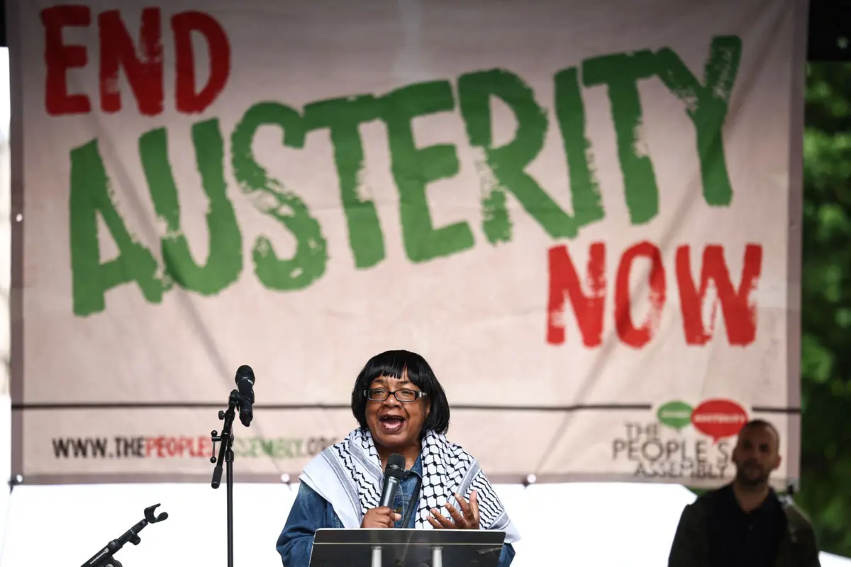 Deputada causou protestos em 2023, quando escreveu que os irlandeses, os judeus e os viajantes "sofrem, sem dúvida, preconceito", mas que é pouco "semelhante ao racismo"