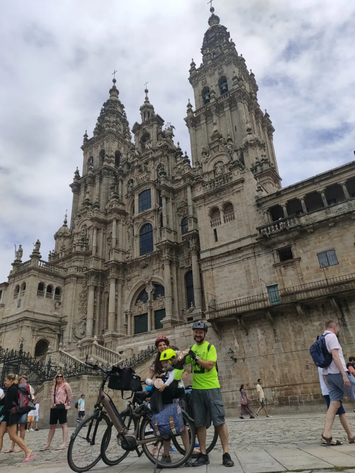 Família, com o filho David e as bicicletas, na chegada a Compostela