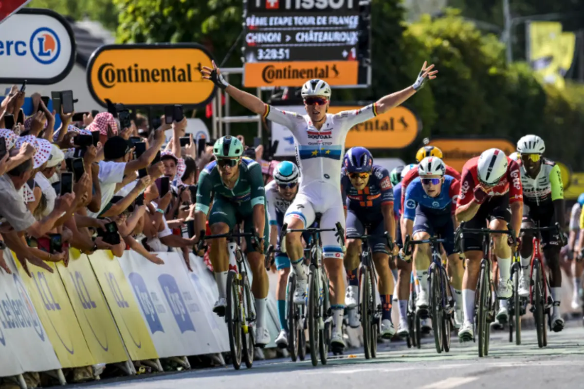 Tim Merlier voltou a ser o mais forte no sprint da nona etapa do Tour