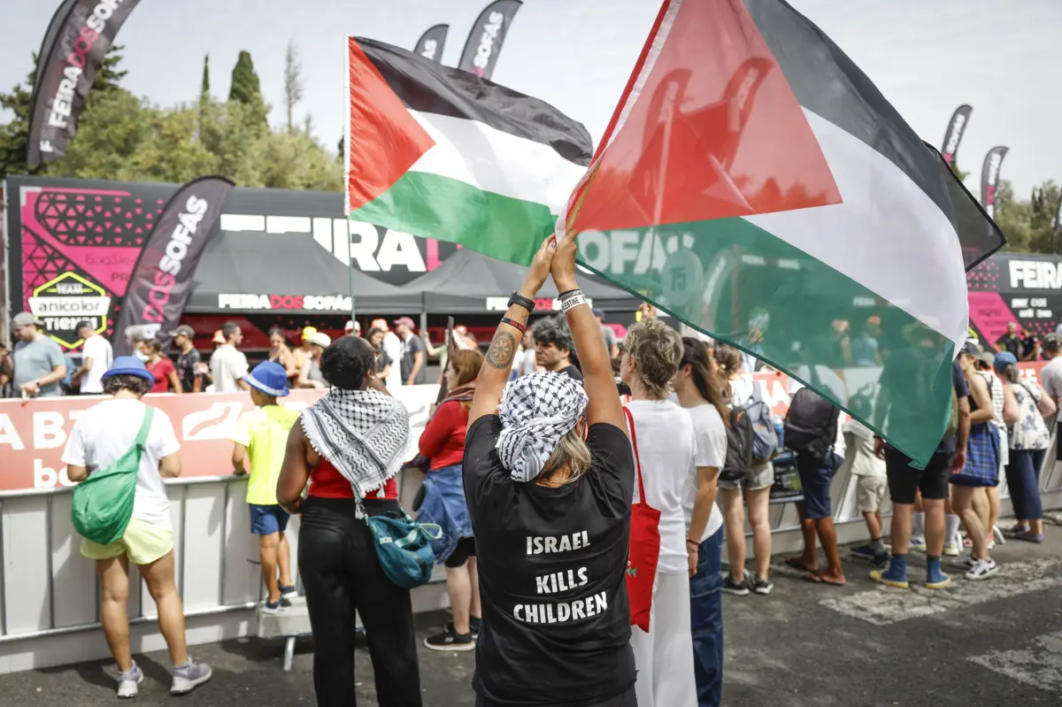 Manifestantes ergueram a bandeira da Palestina quando os ciclistas da equipa israelita começaram a prova