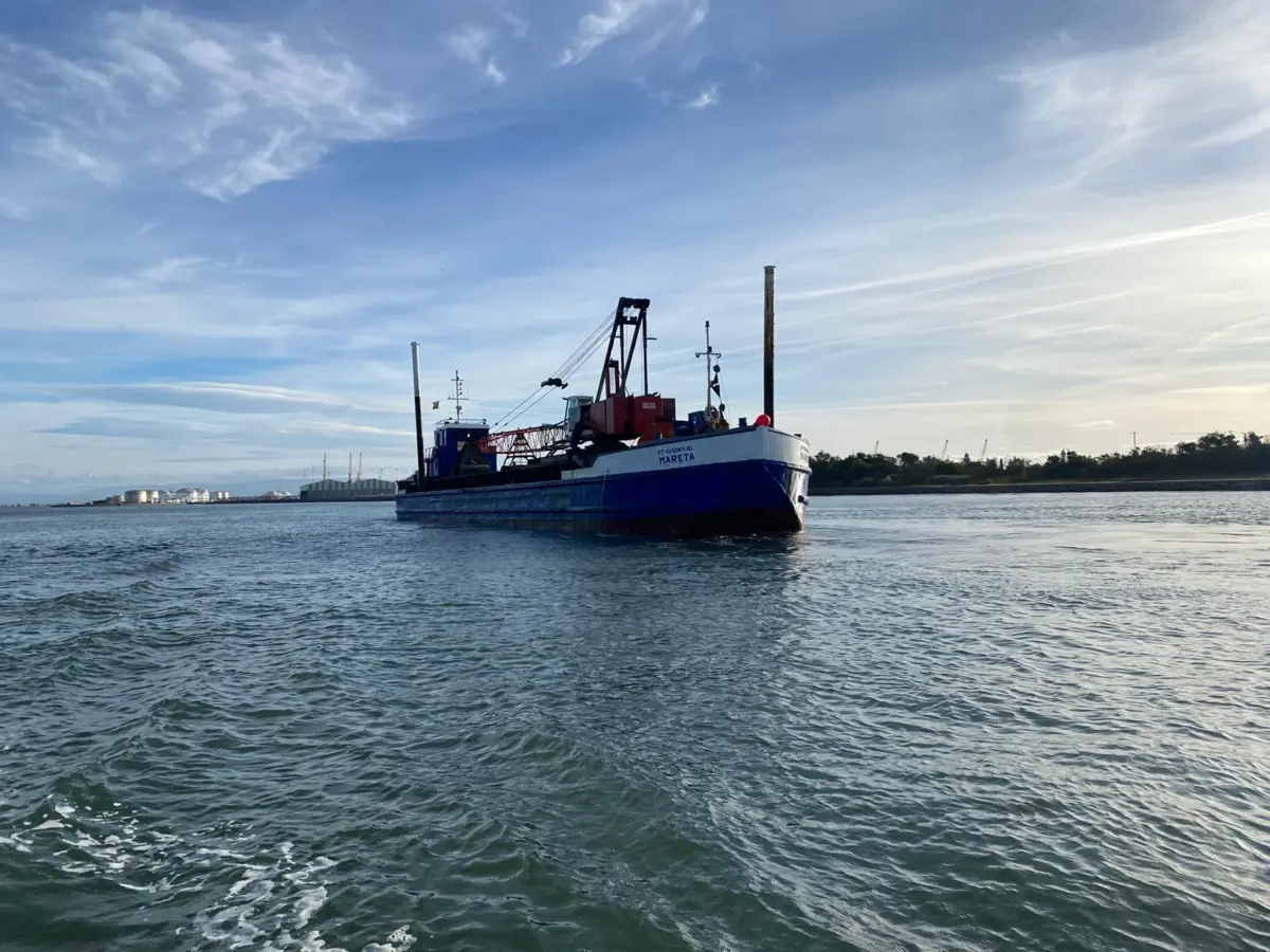 Batelão carrega lamas da Gafanha da Nazaré para a entrada da Barra