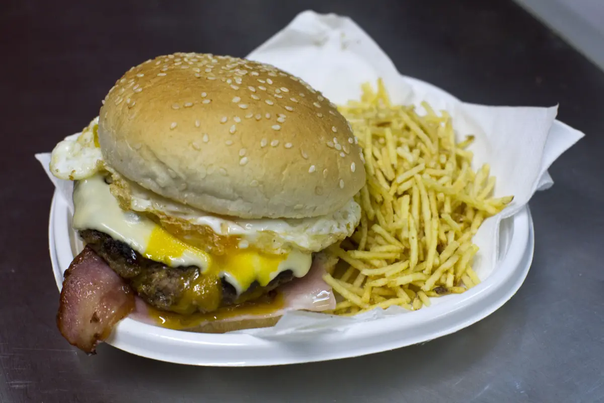 Refeição rica em açúcares e gorduras saturadas é suficiente para provocar um impacto negativo no sistema nervoso e nas vias aéreas