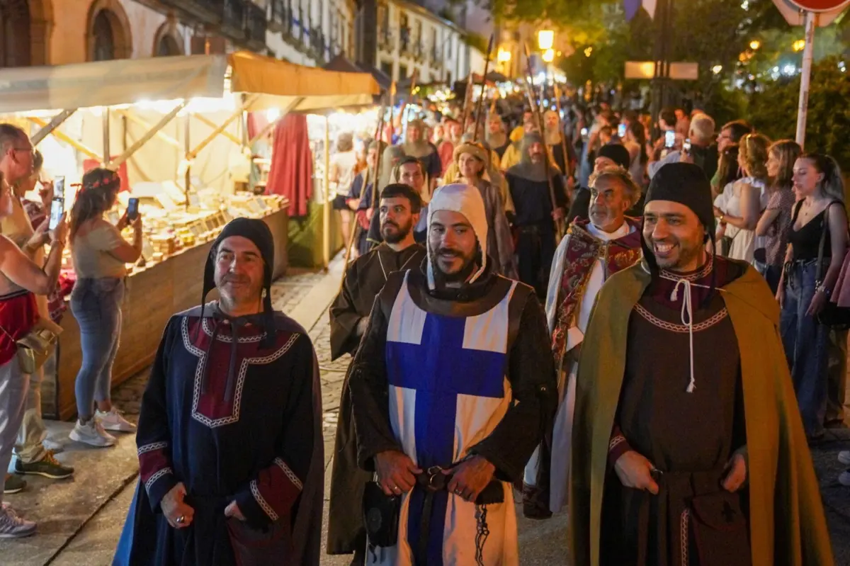Paulo Santos, ao centro, no papel de D. Afonso Henriques