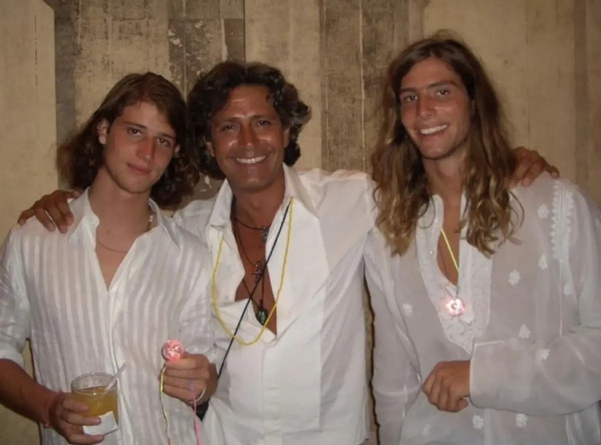 Anthony e Sean Souza são filhos de Carlos Souza, embaixador global da Valentino, e estão entre os herdeiros da fortuna do estilista Valentino Garavani