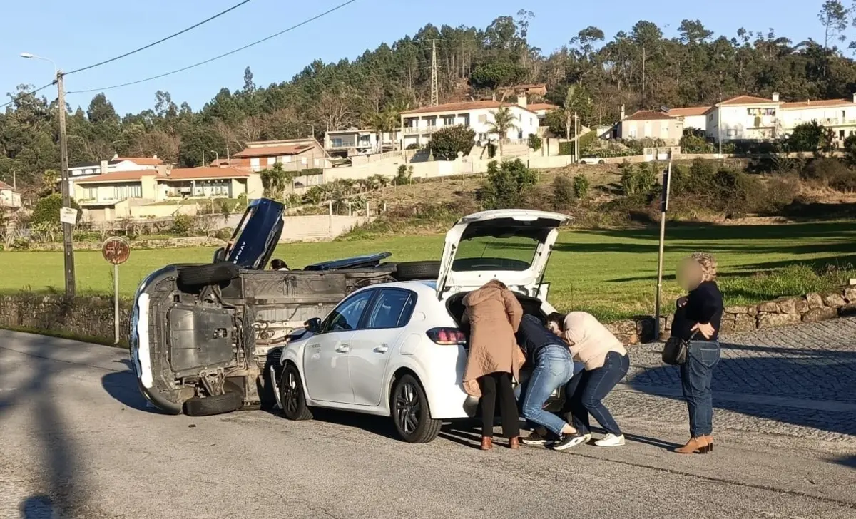 Imagem de contexto do artigo Carro tomba após colisão em Barcelos. Há dois feridos