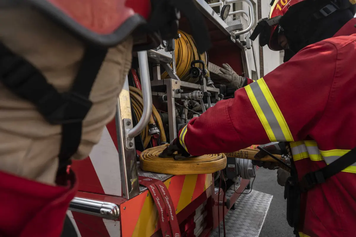 O edifício foi evacuado por precaução, tendo sido retirados do prédio cerca de 20 residentes